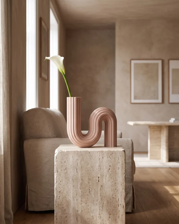 Vaso scultura Serpentina color caffelatte su un piedistallo in pietra, oggetto di design stampato in 3D in Italia - duedecimi